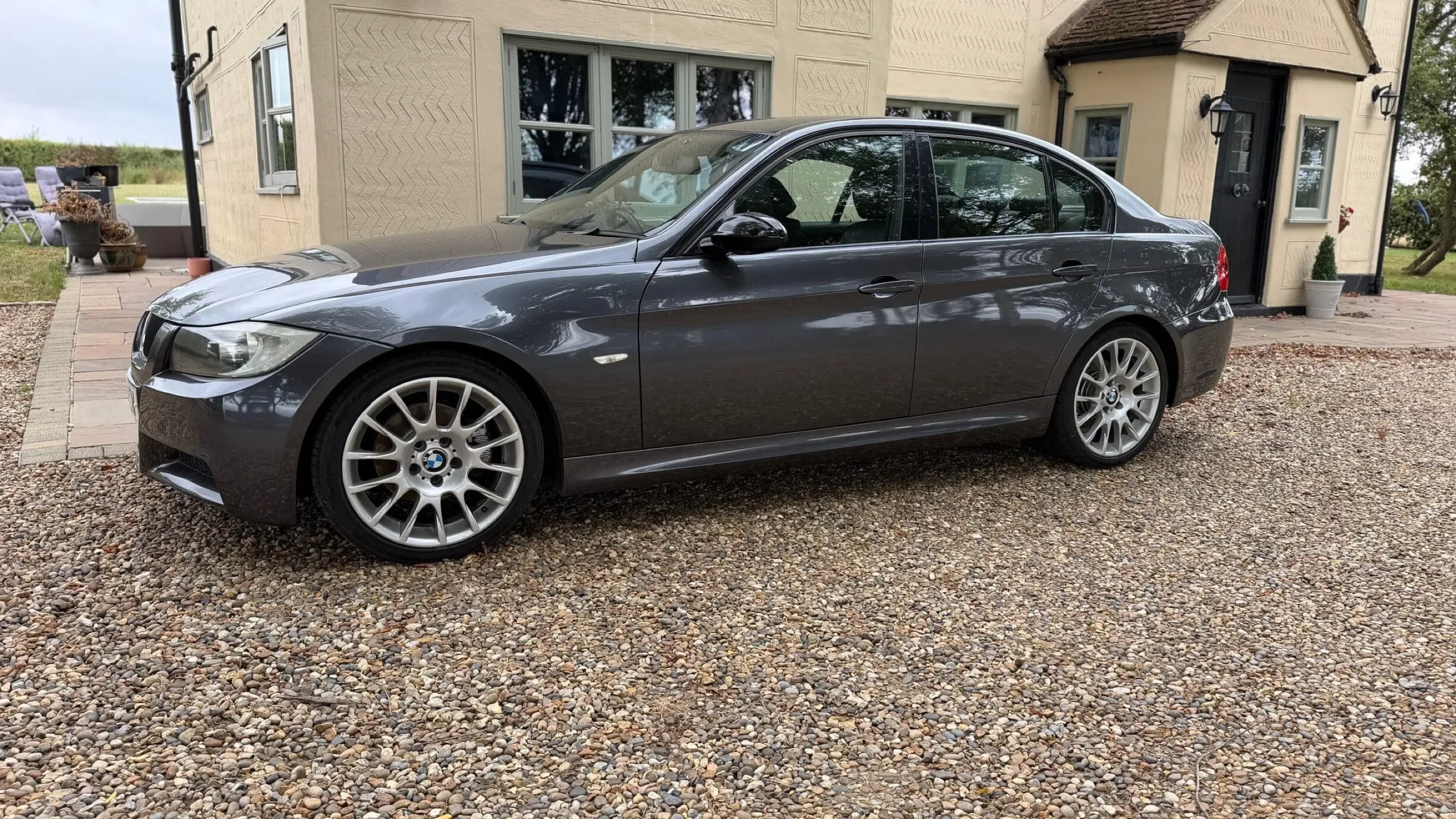 Чорний седан E90 в профіль на площині