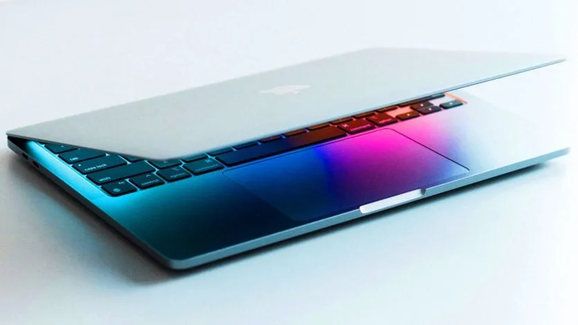 Дизайн сенсорного MacBook Pro з OLED-панеллю