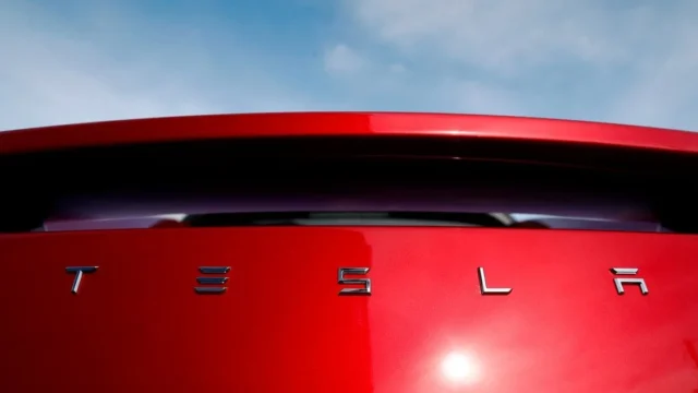 Tesla Roadster виконав повітряний трюк: розгін до 96 км/год за 0,81 секунди