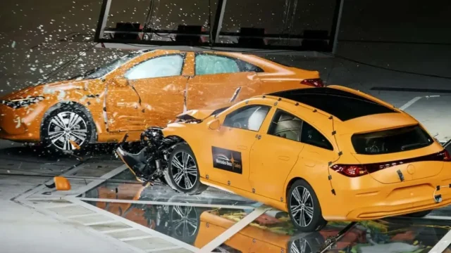 Mercedes-Benz провів перший у світі краш-тест між двома рухомими авто на перехресті