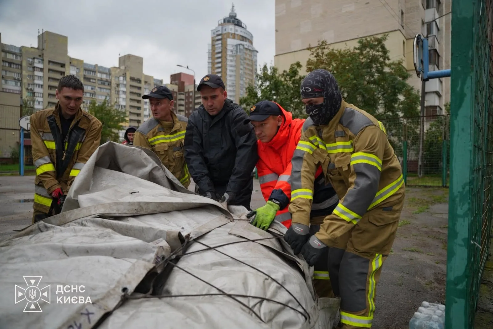 Громадяни заряджають гаджети в укритті під час блекаутів