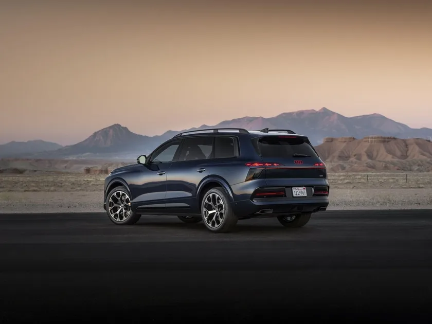 Кросовер Audi Q9 на презентації нового проекту