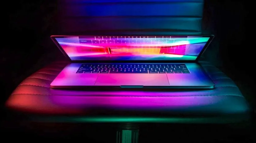 Макет сенсорного дисплея на ноутбуці Apple