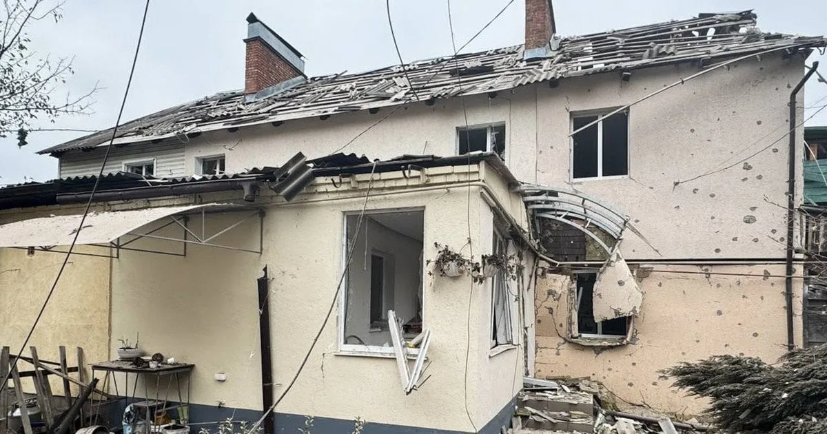 Наслідки авіаударів у житловому районі Сум
