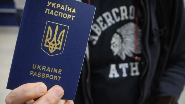 ДМС відновлює системи: які вимоги чекають на чоловіків призовного віку при отриманні паспорта за кордоном