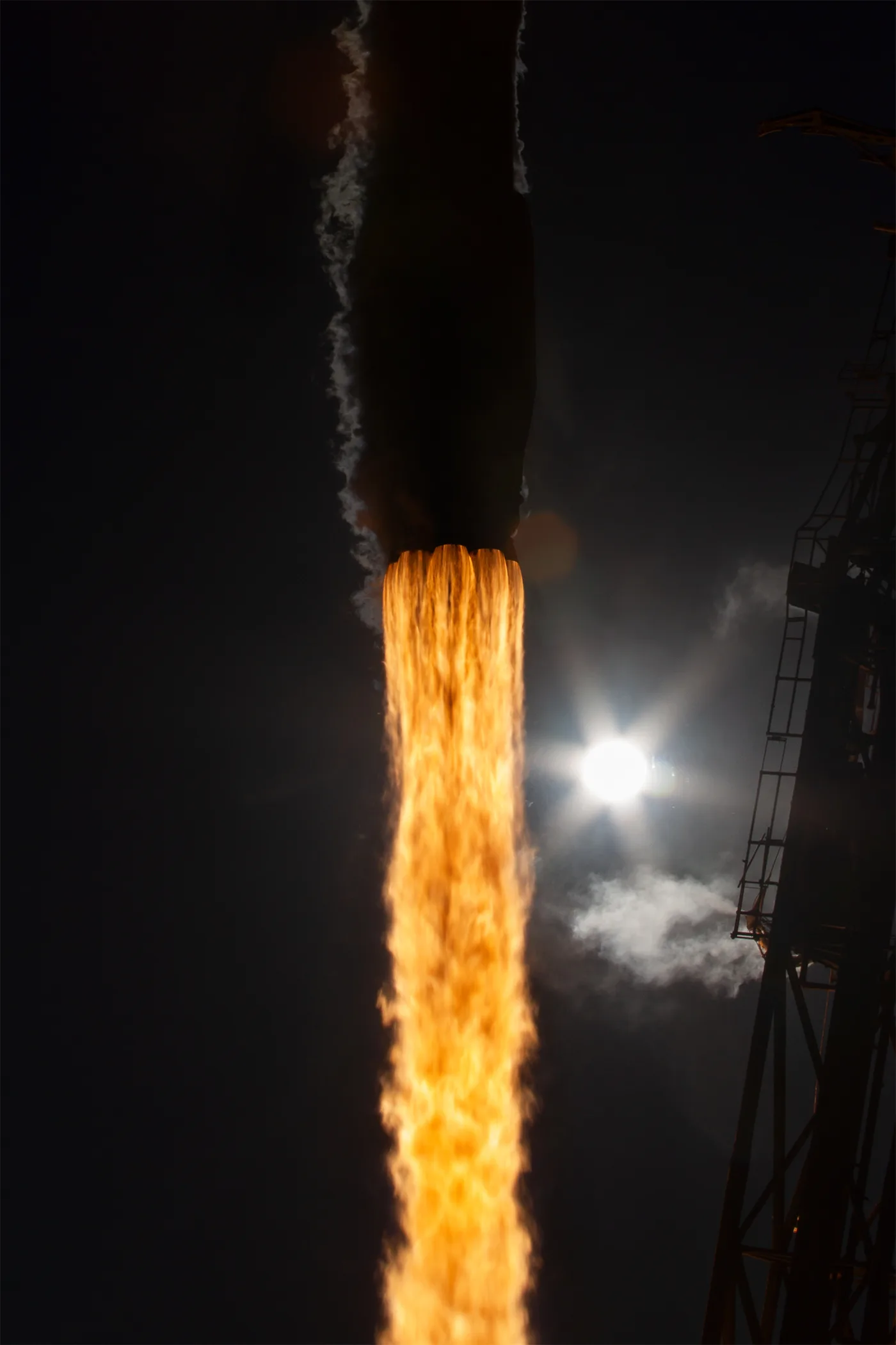 Перший ступінь Falcon 9 B1081 повертається на платформу
