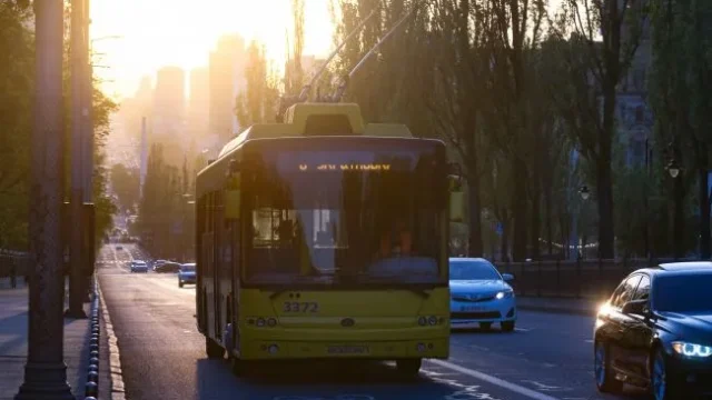 Зміни в роботі громадського транспорту Києва: як курсують автобуси та тролейбуси після атаки на Північний міст