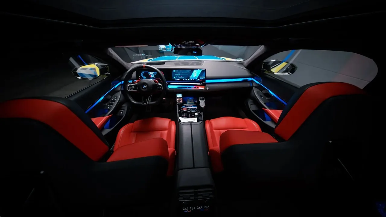 Поліцейський M5 Touring з маячками на даху
