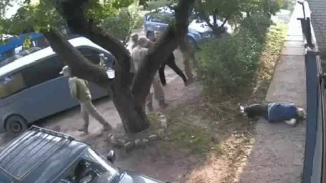 Конфлікт у Харкові: працівник ТЦК штовхнув пенсіонерку, яка отримала переломи