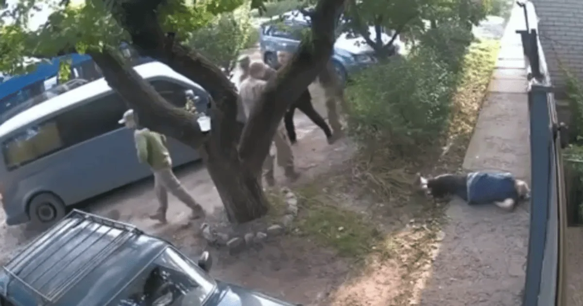 Поліцейський в кольчузі під час патрулювання вулиці