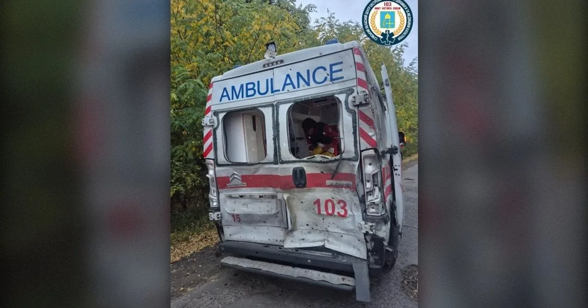 пошкоджений автомобіль швидкої допомоги після дронової атаки