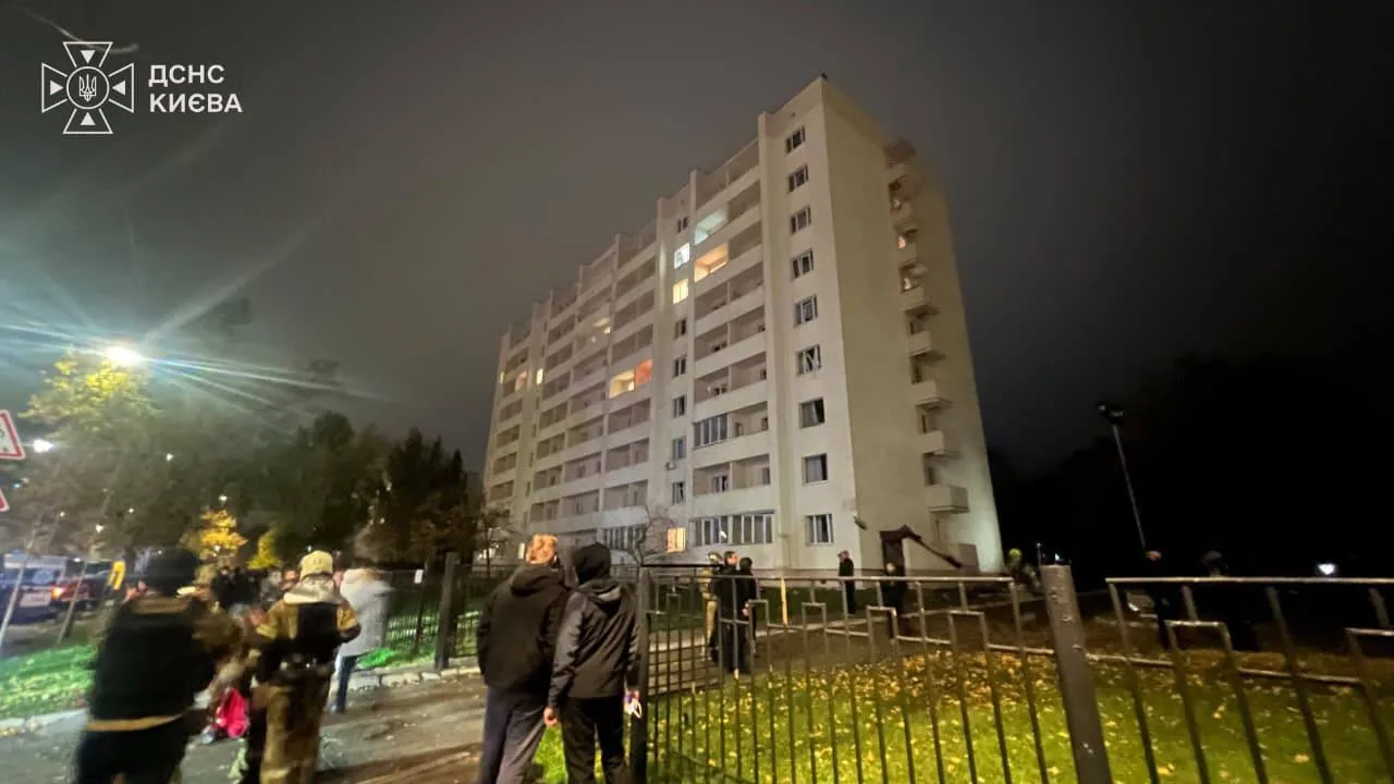 Пошкоджений корпус університету в Деснянському районі