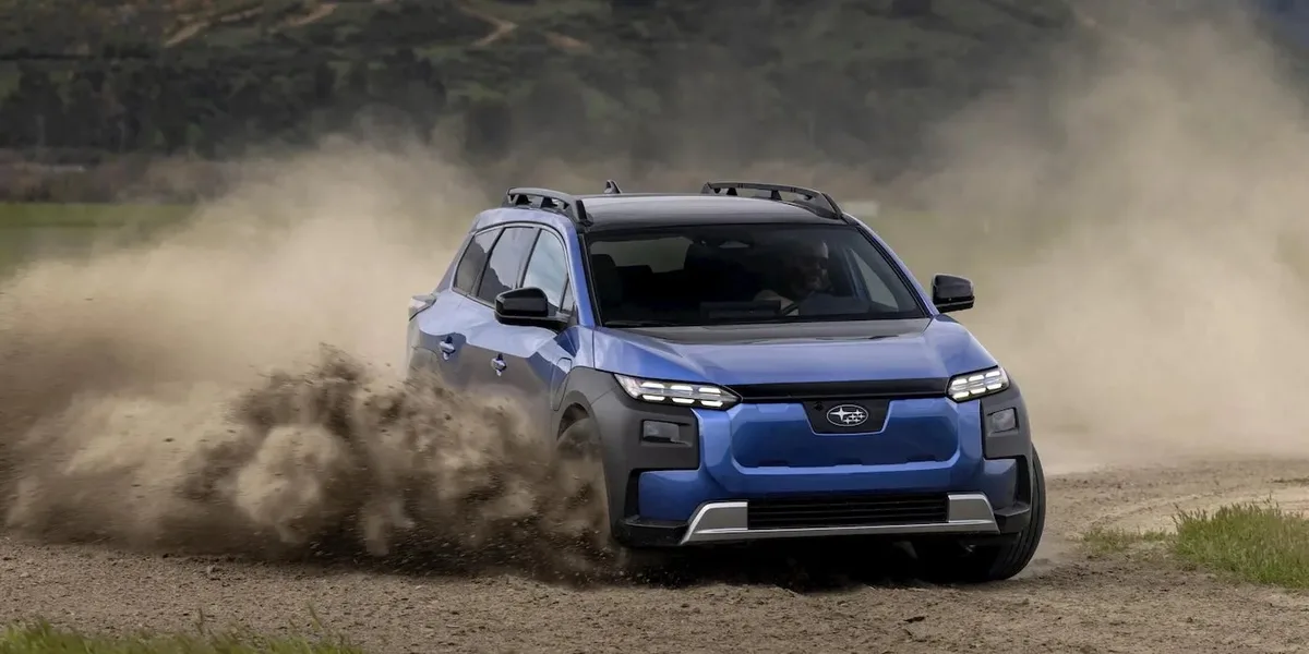 Прототип електромобіля Subaru на полігоні