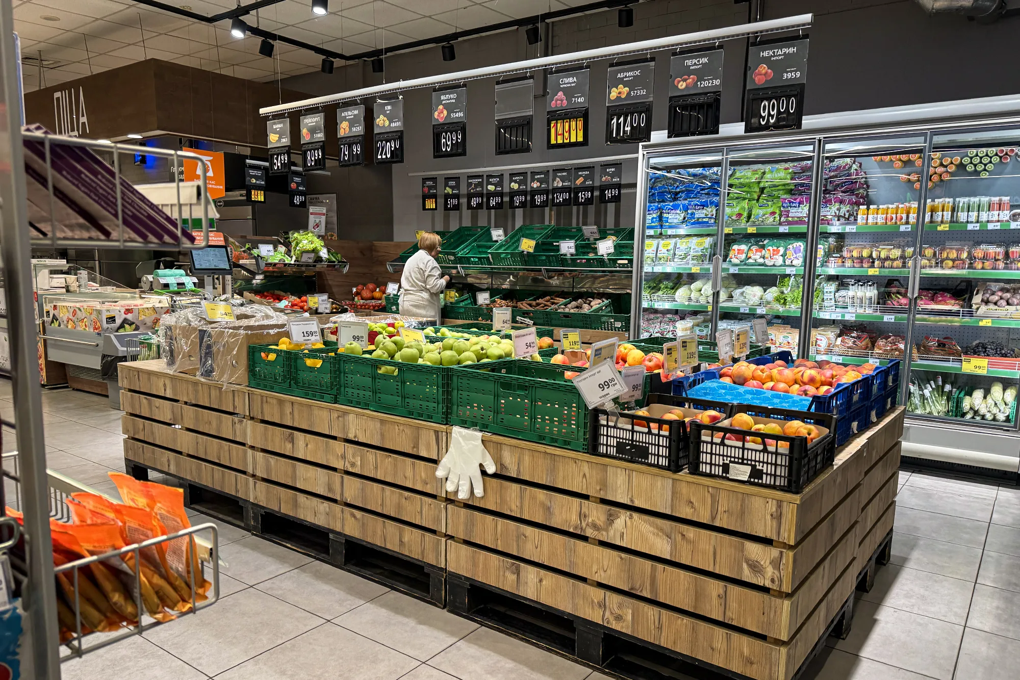 Прилавки магазину з продуктами та лікарськими препаратами