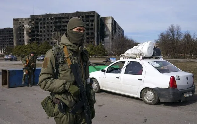 Російські військові з камерою в окупованому місті