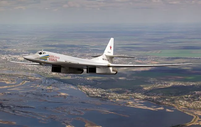Російський бомбардувальник Ту-160 у небі