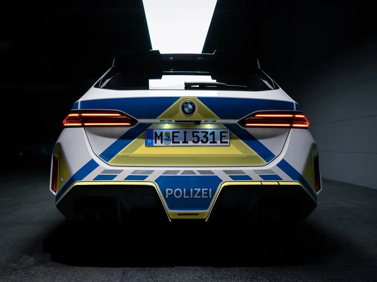 Розширені крила гібридного універсала M5