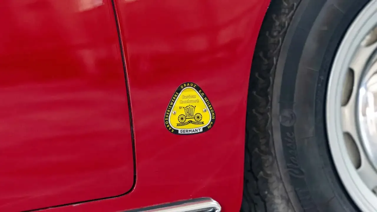 Рульовий механізм та панель приладів вінтажного Roadster