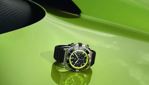 Breitling випустив експклюзивні годинники для власників Aston Martin Valhalla