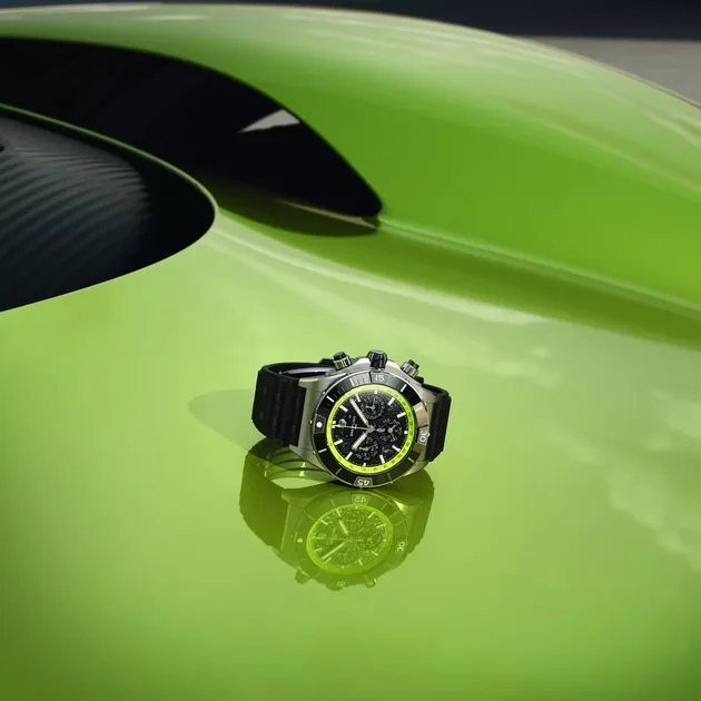 Breitling випустив експклюзивні годинники для власників Aston Martin Valhalla