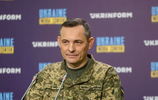 Українські військові біля системи протиповітряної оборони