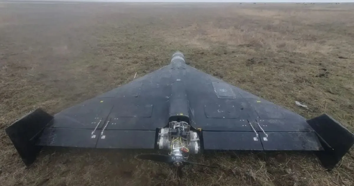 Український перехоплювач атакує російський дрон у небі