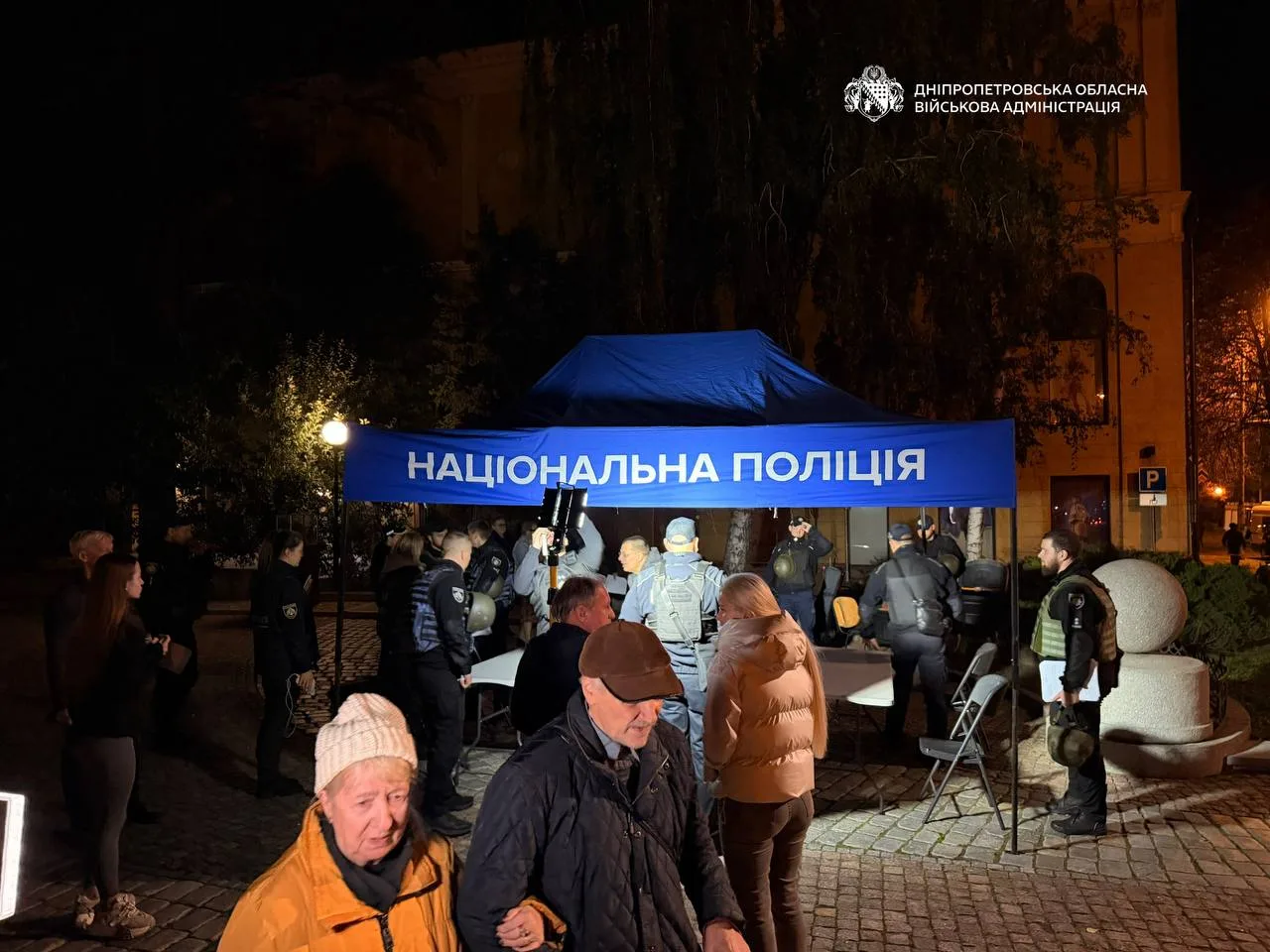 Волонтери організують гарячу їжу для евакуйованих