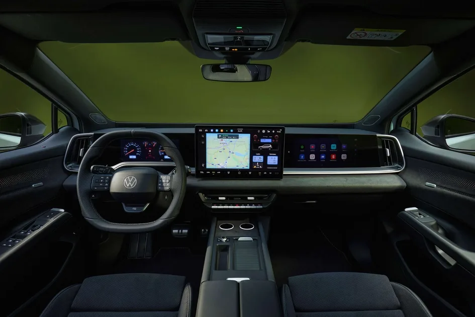 Интерьер ID. Tiguan з цифровими панелями приборов