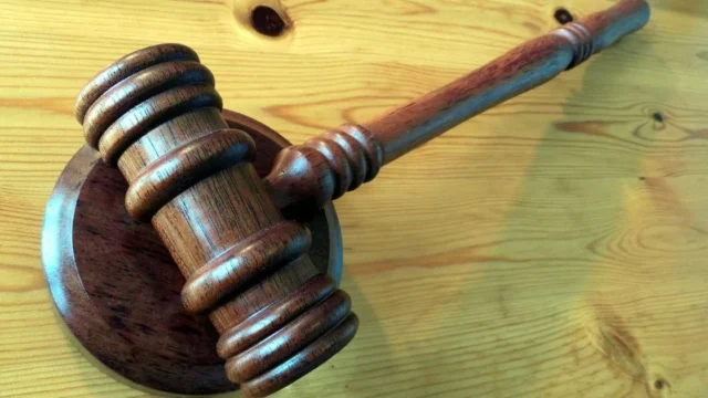 Суд засудив чоловіка за сексуальні дії з неповнолітньою та розповсюдження відео